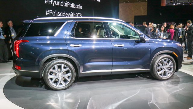 Hyundai Palisade - це найновіший міжнародний автовиробник з американським відчуттям SUV - просторий, великий позашляховик у стилі середнього розміру - слідуючи VW Atlas і Subaru Ascent. У 197 дюймах це 3 дюйми довше і 4 дюйми ширше, ніж Санта Фе XL. Це місця вісім. 291 к.с. V6 буде буксирувати 5000 фунтів. Інтер'єр люкс передбачає, що це може так само легко стати довгоочікуваним Буттям. Шукайте це пізно весною.