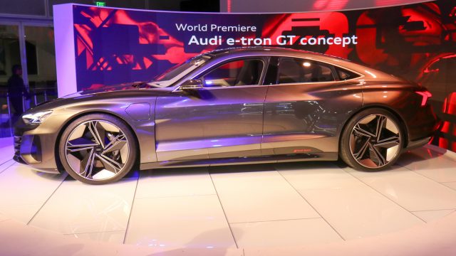 Як ви вимовляєте Теслу з німецьким акцентом? Спробуйте "Audi E-Tron GT." Це чотиримісний автомобільний двигун з: акумулятором потужністю 90 кВт, 248 миль (400 км), 590 кінських сил, двигунами на обох осях і 0-60 миль / год за 3,5 секунди. Він використовує індуктивну (бездротова) або 800-вольтну зарядку постійного струму з 200-мильним наповненням за 20 хвилин. Очікуйте на це наприкінці 2020 року, коли в Audi з'явиться провідний дизайн кабіни та великі ЖК-дисплеї.