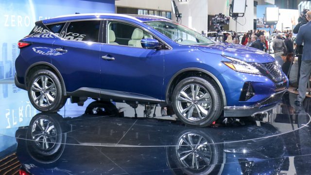 2019 Nissan Murano midsize SUV (фото) та Maxima sedan підвищують їхні пропозиції безпеки. Безпечний щит 360, шість комплект функцій, включаючи виявлення сліпого місця та попередження про від'їзд смуги, є стандартним у верхній частині (Platinum) та необов'язково на SL, оскільки Nissan рухається, щоб зробити його стандартним для більшості автомобілів до 2021 року. Це також на 2019 Rogue, Rogue Sport та Altima, як частина проекту Nissan Intelligent Mobility.