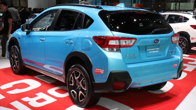 Тіло цього 2019 Subaru Crosstrek Hybrid може бути Lagoon Blue Pearl, але важливим відтінком є ​​HOV Lane Red на наклейці, що дозволяє їздити самостійно на автострадах LA. Щоб успішний газовий двигун Crosstrek, Subaru додає два двигуни: стартер / генератор для акумулятора, а другий для керування гібридом / EV та для регенеративного гальмування. Він адаптується від майстрів: Toyota і Prius Prime. Діапазон EV: 17 миль.