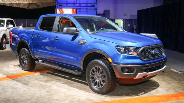 Нарешті, Ford нарешті має середній пікап у складі лінійки Ford Ranger, який воскрес після семирічного вигнання. Базовий двигун - це 2,3-літровий турбо-чотири з 10-ступінчастою автоматичною системою, а також вибір чотиримісних SuperCab або п'ятимісних кабін SuperCrew, а також човен з аксесуарами. Базова ціна становить 25 395 доларів за фрахт. З mainstream styling, Більш гірський ланцюг буде добре проти Chevy Колорадо та Honda Ridgeline.