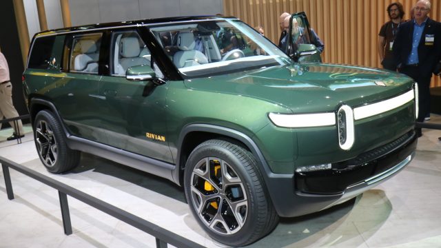 Со стороны, Rivian SUV выглядит более мейнстримом. Он состоит из трех рядов сидений, небольшого ландшафтного стенда в центре Тесла и весом менее 3 тонн. По словам Ривии, ускорение 0-60 миль в час составляет 3,2-4,9 секунды, в зависимости от аккумулятора. У Rivian R1S также есть брат ...