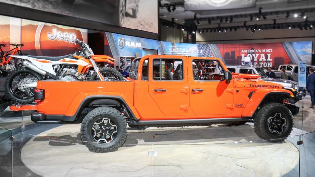 Jeep Gladiator также находится в нашем 12-лучшем списке. Не оскорблять джип-шовинистов, но первый взгляд со стороны делает его похожим на Трансформера, который можно развернуть в джипе, пикапе (джипе) или гладиаторе супергероя. Без сомнения, Гладиатор будет продавать. Верующие ждали почти 15 лет.