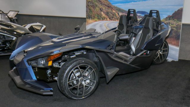 Polaris Slingshot - трехколесный, ах, родстер и гусеничный автомобиль. Сочетание мощности с весом 174-сильный GM с четырьмя цилиндрами и 1,740 фунтов делает имя Slingshot подходящим. Технически это трехколесный мотоцикл. Это стоит около 20 000 долларов.