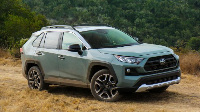 Toyota RAV4 пятого поколения 2019 года полна технологий безопасности (стандарт). Гибридная версия добавляет всего 800 долларов к цене и является самой быстрой из пяти комплектаций. Новый RAV4 встраивает телематику и заметно удобнее и тише, чем предыдущие модели. Триммер Adventure отлично подходит для бездорожья и буксирует 4000 фунтов. Из 300 моделей автомобилей в США этот компактный внедорожник подойдет больше покупателей, чем любой другой автомобиль, проданный сегодня.