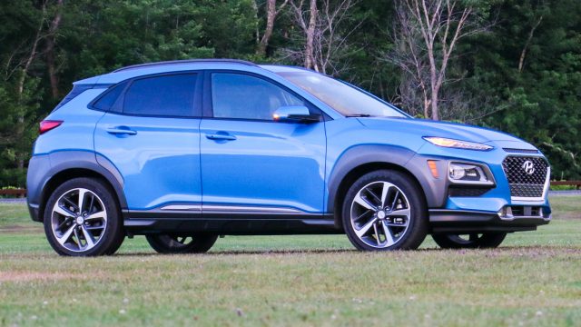 Hyundai Kona и Kona EV - первоклассные компактные внедорожники в то время, когда Hyundai отчаянно нуждался, чтобы полностью изменить его смесь 70-30 автомобилей к внедорожникам. Газовый двигатель Kona достигает 29 тысяч долларов, но в нем есть все возможности, включая полный привод. Kona EV обеспечивает радиус действия 248 миль, аналогичный Tesla, и, в отличие от Tesla, по-прежнему имеет полные (7500 долларов) налоговые льготы, то есть 30 тысяч долларов США со стандартными функциями, такими как адаптивный круиз-контроль.