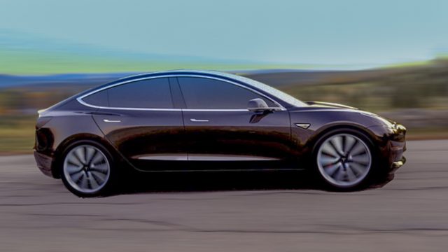 Седан Tesla Model 3 за 35 000 долларов (ха! Модель 3 с расширенным диапазоном (от 55 000 до 60 000 долларов) проходит 300 миль, 350 с интенсивным рекуперативным торможением. Автопилот работает хорошо, центральный ЖК-дисплей составляет 15 дюймов, а передние (не задние) сиденья великолепны.