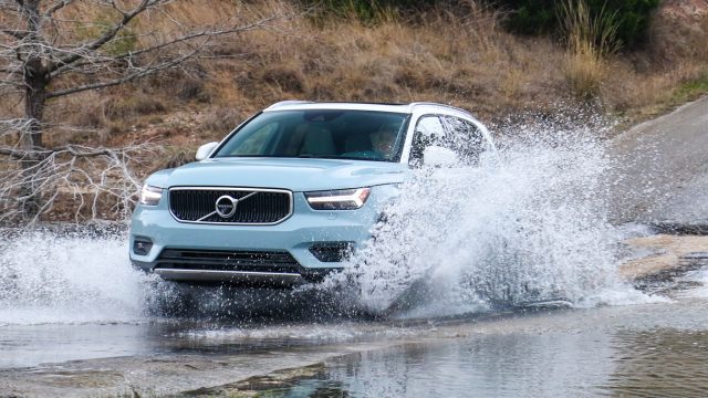 С недавним появлением нового малолитражного внедорожника Volvo XC40 Volvo становится новой компанией: каждый автомобиль перестраивается на одну из двух архитектур, каждый двигатель имеет одинаковые четырех- и трехцилиндровые блоки. Как братья и сестры XC60 и XC90 (и связанные с ними седаны), все они безопасны, современны внутри и хорошо управляются. Даже XC40 предлагает Pilot Assist для полуавтономной автономной езды по шоссе. EV XC40 прибывает в 2019 году.