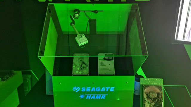 Дисковые накопители не всегда самые захватывающие, но Seagate продемонстрировала нам две новые технологии: HAMR (запись с лазерным нагревом) и мультипривод. Вместе они будут означать серьезно большие (> 20 ТБ) и быстрые жесткие диски в течение следующих нескольких лет.