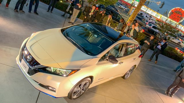 Nissan приєднався до 200-мильного клубу з Nissan Leaf Plus, який піднімає діапазон від 151 до 226 миль, використовуючи 62-кВт-год акумулятор, від 40 кВт-год. Це є в продажу ця весна, можливо $ 5.000 більш ніж течія $ 31.00 база. Nissan також показав swoopy IMx Kuro crossover концепція EV. Це - вся частина issan''s плану продати 1 мільон EVS 2022.