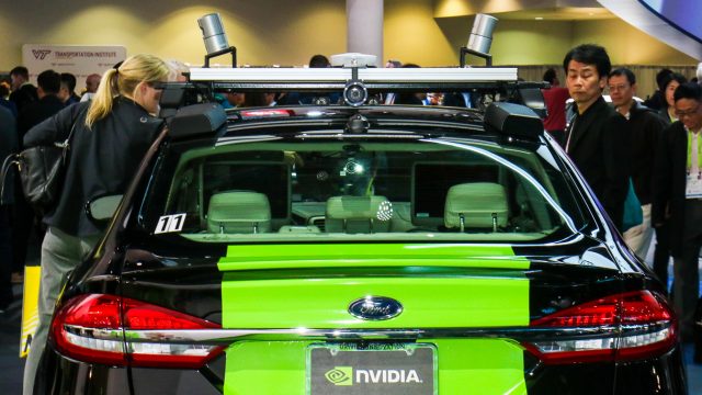 Nvidia's Drive AutoPilot - це падіння рівня 2 автономного водіння для автовиробників, які хочуть, щоб полірований розчин був готовий піти зараз, а це означає, що до 2020 року виробництво автомобілів відбудеться пізніше цього року. Рівень 2 полегшує навантаження на водія: самоконтроль, автоматичне прискорення / гальмування, зміна смуги руху. З повною автономністю років, це твердий проміжний крок. Його Drive AGX Xavier SoC робить 30 трлн операцій в секунду і використовує 30 Вт.