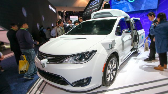 Самостоятельно управляемый Waymo Chrysler Pacifica находится на переднем крае автономии. Видя неровности и выступы на транспортном средстве, включая сенсорный отсек сверху размером с RV-кондиционер, мы задаемся вопросом, будут ли датчики уменьшены для первых автомобилей уровня 4 и 5.