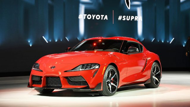 Совместная работа Toyota в Toyota Supra / BMW Z4 дебютировала в Детройте. Стиль принадлежит Toyota, а рядная шестерня - BMW. Партнерство, как и в случае с Mazda Miata-Fiat 124, делает возможными малотоннажные автомобили. Пуристы Тойоты отмечены. Привыкайте к этому, фанаты. Тойота не берет огнедышащий Nissan GT-R, но это лучше, чем никакой автомобиль вообще.