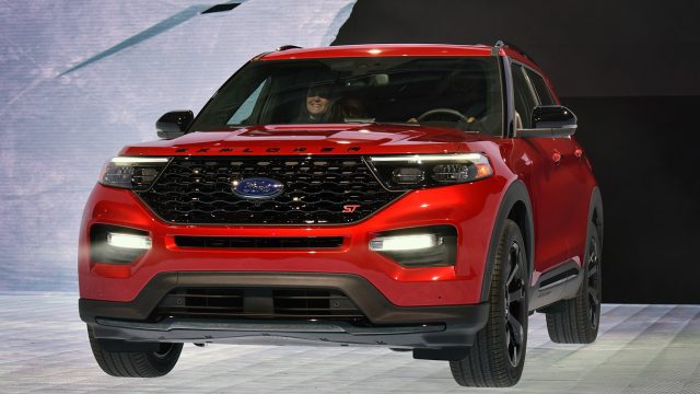 Это Ford Explorer шестого поколения: тот же размер (199 дюймов, три ряда сидений), что и у модели 5G, и продажи возвращаются на прошлые четверть миллиона в год. Explorer ST (на фото) - это 400-сильный скример. Ford Co-Pilot 360 добавляет значимые меры безопасности, но лучшая технология запускает три уровня отделки салона. Для получения дополнительной информации см. Отдельное покрытие Explorer от ET.