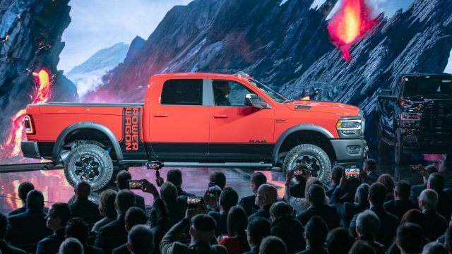 Утром в понедельник основной пикап Ram 1500 получил награду «Автомобиль и грузовик года в Северной Америке». Несколько часов спустя, Ram выпустил HD-пикапы Ram 2500 и (фото) 3500, с большей грузоподъемностью при сохранении фирменного портретного ЖК-дисплея и удивительным набором улучшений и отделки кабины. С родным братом Chrysler по существу из бизнеса седана, Рэм жизненно важен для прибыли FCA здесь.