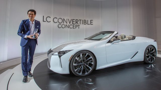 Lexus LC Convertible - это концепция, готовая к выпуску в производство. Жемчужно-белая краска сочетается с белой кожей с желтой строчкой. Сплавы 22 дюйма, и, следовательно, лучше подходят для Лос-Анджелеса, чем в Детройте или Нью-Йорке. Здесь главный дизайнер Тадао Мори уходит с одной из наград EyesOn Design Awards.