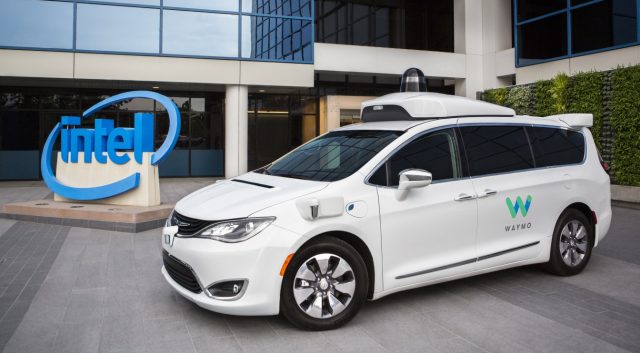 Самостоятельные гибридные минивэны Chrysler Pacifica от Waymo оснащены чипами Intel. (Фото: корпорация Intel)