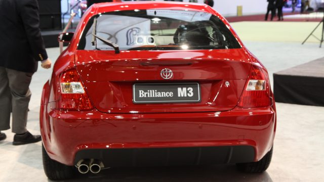 2009: Brilliance Automotive робить це на головну підлогу Cobo Центру з M3 sedan (автор, автор!). Раніше китайські автовиробники були віднесені до зовнішніх коридорів. Цей рік, космос був так наявний, Kia вмів побудувати тест слід у залі.