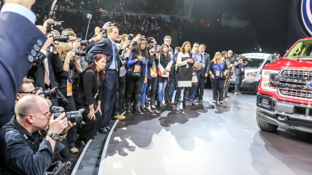 Медіа переповнюють сцену на виставці Ford NAIAS 2017 року.