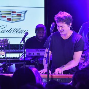 Charlie Puth виступає на клавіатурі, співаючи серію Cadillac House "The Accelerator".