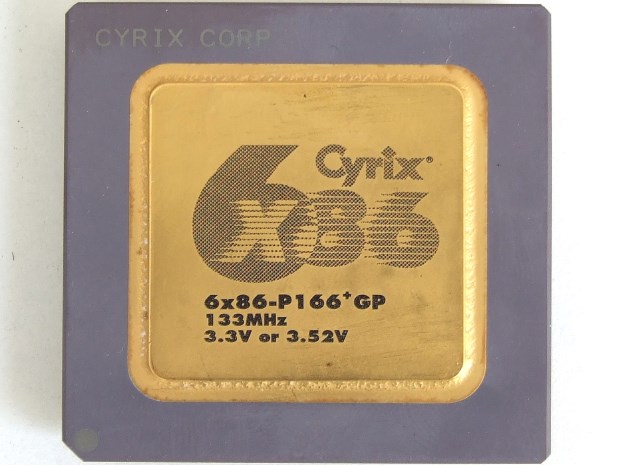 Cyrix 6x86
Cyrix был одним из производителей x86, который не выжил в конце 1990-х (VIA теперь имеет свою лицензию x86). Чипы, такие как 6x86, были основной причиной. У Cyrix есть сомнительное отличие в том, что некоторые игры и приложения содержат предупреждения о совместимости. 6x86 был значительно быстрее, чем Intel Pentium в целочисленном коде, но его FPU был ужасным, и его чипы не были особенно стабильны в сочетании с материнскими платами Socket 7. Если вы были игроком в конце 1990-х, вы хотели бы иметь процессор Intel, но могли бы согласиться на AMD. 6x86 был одним из самых страшных фишек для всех, кого вы не хотели в своем рождественском чулке.