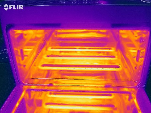 На этом тепловом изображении с FLIR ONE четко видны три нижних нагревательных элемента Brava.