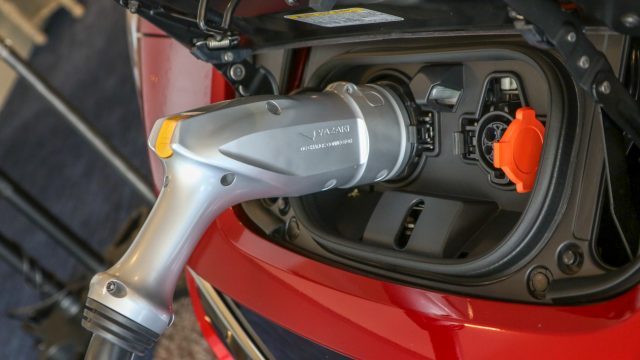 Nissan придерживается японского разъема CHAdeMO, намного превосходящего по количеству зарядку CCS и Tesla. Для домашней зарядки Nissan оснащен зарядным кабелем 120/240.