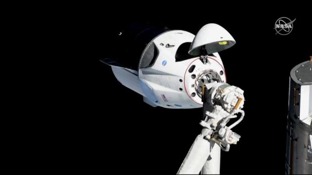 SpaceX Dragon успешно швартуется на МКС без помощи манипулятора