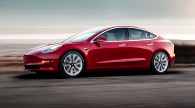 Tesla Модель 3 продала майже 146.000 одиниць глобально.