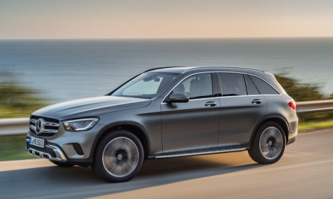 Mercedes-Benz 2019 GLC - это просто косметический ремонт, но он по-прежнему важен в мире горячих и горячих маленьких внедорожников и кроссоверов. Компактный GLC перевозит примерно столько же, сколько и седан среднего класса E-Class. 2019 GLC предлагает 12,3-дюймовый дисплей с центральным стеком, что-то для того, чтобы: а) бросить вызов Audi и BMW, чтобы идти в ногу со временем или вернуться домой, и б) сделать так, чтобы основные производители "класса выше" (Ford, Mazda, VW, Honda, Toyota) осознали от 7 до 8 дюймов было недостаточно.