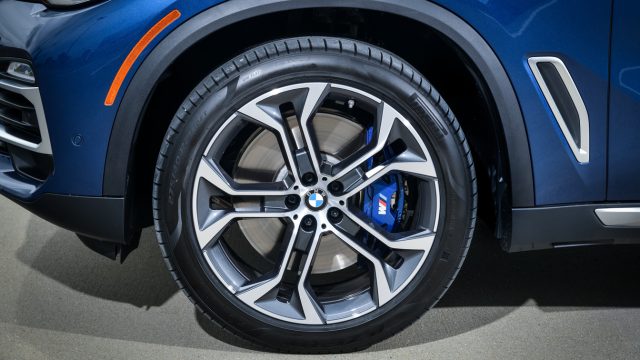 BMW позволяет вам купить легкосплавные диски размером 21 дюйм, как показано здесь (1550 долларов). Даже акции 19 могут быть повреждены выбоинами.
