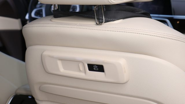 Крепления на спинках передних сидений позволяют создать развлекательную систему для задних сидений Professional, 2200 долларов США. Крепления также имеют больше разъемов USB.
