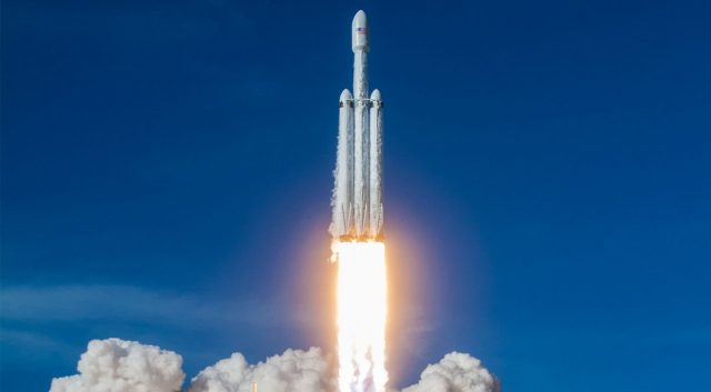 SpaceX успішно запускає Falcon Heavy, землі всіх трьох бустерів