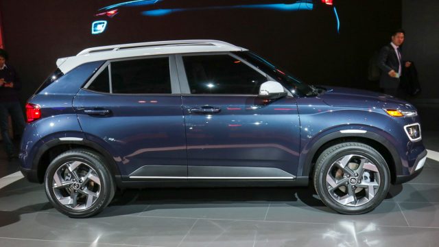 Сказочный малолитражный внедорожник Hyundai Kona получил в прошлом году миллион премий, но не по цене ($ 29K загружен). Hyundai Место для спасения, с ценой за $ 20K, чтобы подорвать продажи Nissan Kicks. (Да, мы знаем, что Kona тоже стоит от $ 20K, но вы не отъезжаете от места под $ 20K.) Длина зала составляет 159 дюймов, что на 5 меньше, чем у Kona.