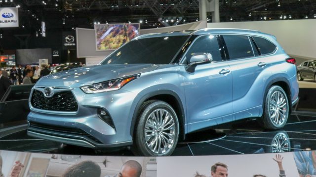 Toyota Highlander больше к 2020 году (и выглядит, на 195 дюймов в длину). Тем не менее, гибридная версия на 240 л.с. получает 34 мили на галлон вместе, на 10 миль на галлон лучше гибридной версии Ford Explorer. (Ford и Toyota занимают первое и второе место по продажам внедорожников среднего размера.) Есть также негибридный газовый двигатель. Дисплей центрального стека может быть до 12,3 дюймов. Android Auto и Apple CarPlay теперь являются стандартными.