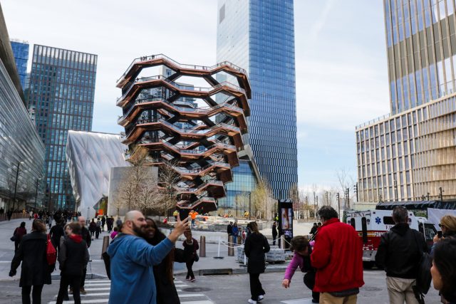 Javits Center и автосалон в Нью-Йорке теперь находятся в центре проекта Hudson Yards. Судно представляет собой взаимосвязанную группу из 154 лестниц.