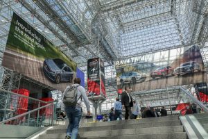 NYIAS 2019 NY Автосалон / Javits Center интерьер стеклянного дворца. Да, иногда это протекает.