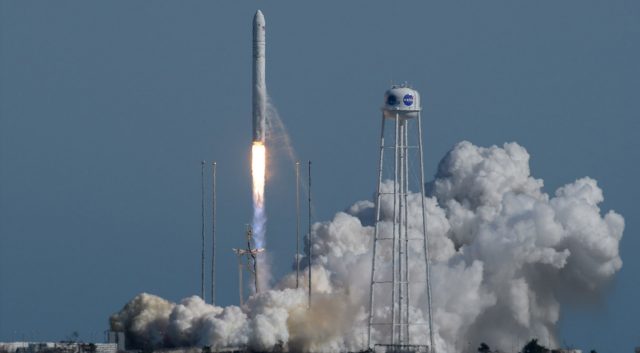 Космічні апарати Cygnus до космічної станції з 40 мишами, супутниками