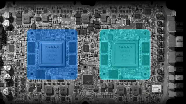 Tesla FSD (повноцінний самостійний комп'ютер) має два резервних процесорних ядра, кожен з яких має власну DRAM (ліворуч і праворуч від ядра), флеш-пам'ять (нижче лівого ядра) і окрема ОС. Праворуч по 8 входах відеокамери. Вона підходить між рукавичковим ящиком і брандмауером. (Колір висвітлюється з презентації Tesla. Не шукайте його на дошках виробництва, добре?)