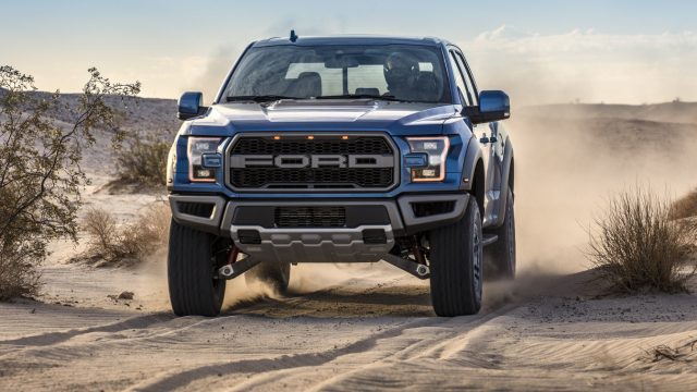 Ford побудує електрифіковані версії свого бестселера F-150. Тут, Raptor позашляховик.