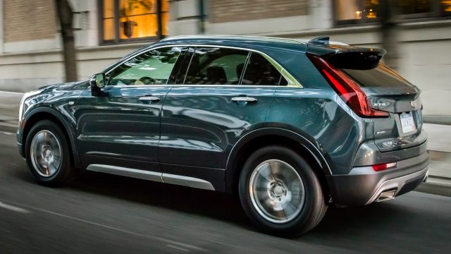 Cadillac XT4 2019 года имеет длину 181 дюйм (109-дюймовая колесная база), 77 дюймов в ширину и 64 дюйма в высоту. Это ставит его на грань между малолитражным и компактным внедорожником.