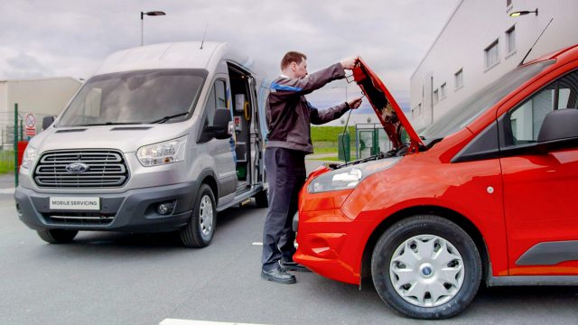 Ford розширює новий пілот мобільного сервісу на базі США, який забезпечує обслуговування автомобіля та легкий сервіс для клієнтів вдома, на роботі або в інших місцях.