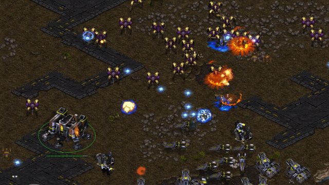 StarCraft Remastered

Дико популярной научно-фантастической франшизе RTS от Blizzard исполнилось 20 лет в прошлом году, так что оригинальное аудиовизуальное восприятие не совсем оправдывает себя, а также невероятный игровой процесс. К счастью, Blizzard выпустили ремастера HD, и это всего 15 долларов. А для тех, кто ищет ностальгическую бомбу полной силы, оригинал с низким разрешением является бесплатным для всех. (Купить на Battle.net)