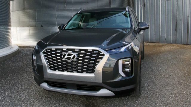 Hyundai Palisade 2020 года получает большую решетку радиатора. Это дизайн на верхней линии Palisade Limited.