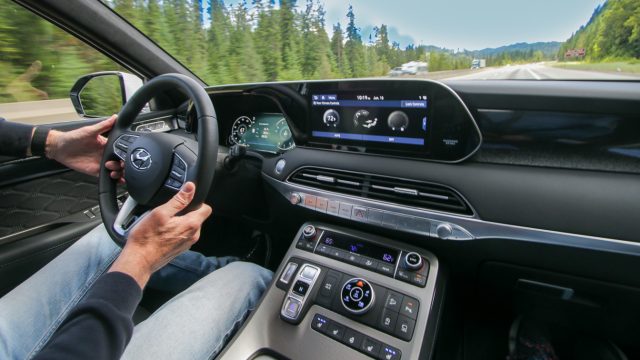 Drive Assist обеспечивает 2-й уровень автономности Hyundai, начиная с Palisade. Это работает хорошо. Уровень 2 означает: машина будет ездить на автомагистралях очень хорошо Он понимает, что нужно оставаться в центре полосы движения и поддерживать безопасную дистанцию.