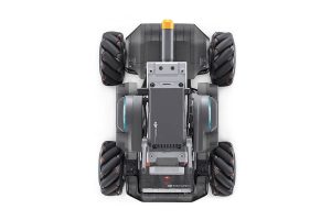 Руки с новым роботом от RoboMaster S1 от DJI