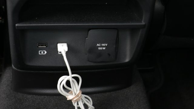 На задньому сидінні Ford Ranger пропонується ще два USB роз'єми, а також розетка змінного струму потужністю 150 Вт. (Якщо вам потрібно 400 Вт, F-150 - ваша поїздка.)