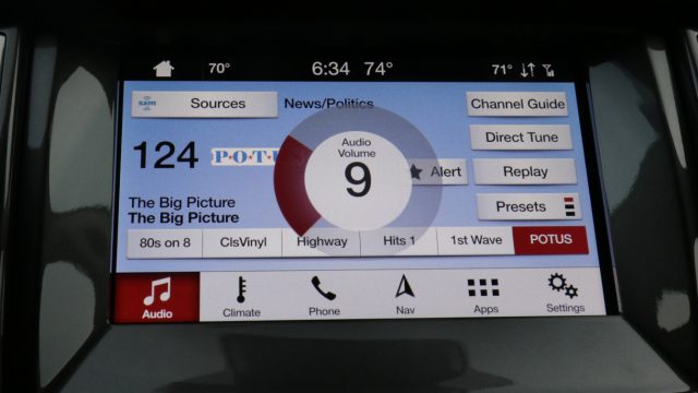 Для синхронізації Ford Sync знадобилося лише десять років (приблизно так само, як і BMW, необхідний для iDrive): менша складність, більші шрифти та зручні функції, такі як індикатор гучності звуку, коли ви повертаєте циферблат.