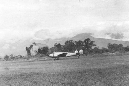 The Electra as it taxies for takeoff. Note that the upper antennas are visible, while the area where the lower antenna should be shows nothing. Click to enlarge, Ctrl-Click to enlarge in a separate window. 