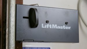 Первоклассный открывалка Liftmaster блокирует дверь каждый раз, когда она закрывается.